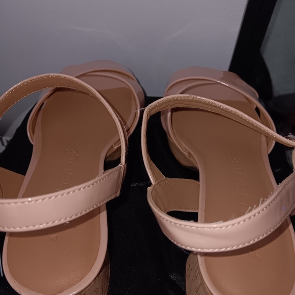 New AEROSOLES Cork Heel and Platform Tan Sandals with Crisscross Straps - Picture 2 of 4